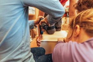 Für die Bauphase mit den Kindern wurden Werkzeuge und Material bereitgestellt und alle Kinder wurden beim Bau der Möbelstücke von Tischler*innen und Architekt*innen begleitet.