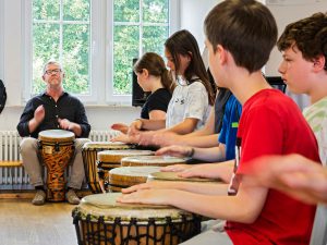 Besonderheit an der Evangelischen Grundschule Schwedt/Oder: Eine Trommelklasse angeleitet von Musiklehrer und Profimusiker Martin Osecki.