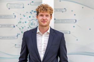 Henri Iser, Data-Scientist beim Fraunhofer IAIS, ist spezialisiert auf LLM-basierte Lösungen für den Public- und Healthcare-Sektor und hat umfangreiche Erfahrung im Training von Sprachmodellen und im Design von KI-Agenten.